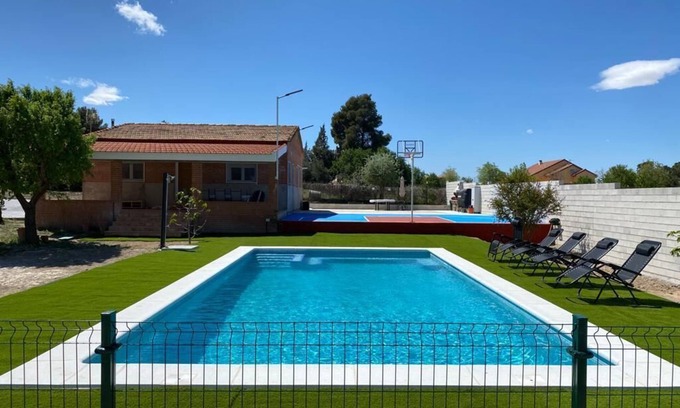 Fuentiduena de Tajo Ski Chalet | Relaxing Villa Alarilla with Pool and Ocean View