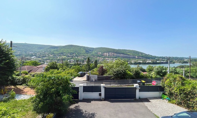 Rochetaillee-sur-Saone House | House with pool near Lyon/Rochetaillée (Saône view)