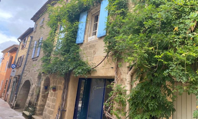 Saint-Quentin-la-Poterie Villa | Cozy House with Terrace & 3 Bedrooms in City Center