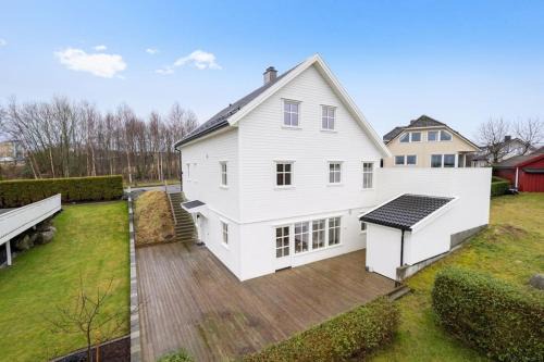 Kvernevick Villa | Spacious 5-Bedroom House with Kid-Friendly Amenities
