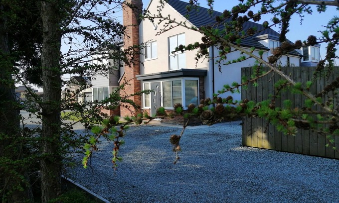 Brough House | Ideal Family Retreat with Gym, Patio & 10/10 Guest Rating
