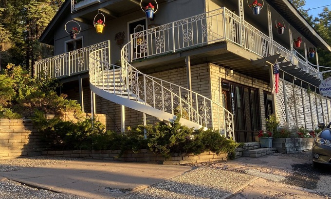 Peninsula Village House | Inviting House with Lake Views and Private Baths for Guests