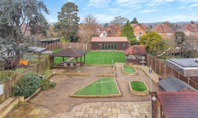 Gloucester House | Ideal Retreat: Games Room, Large Garden & Hot Tub