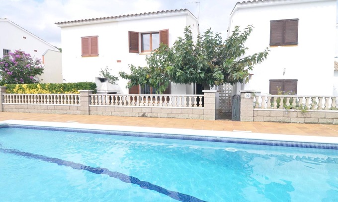 L'Escala Cottage | Inviting House Near Beach with Pool, Tennis & Pet-Friendly