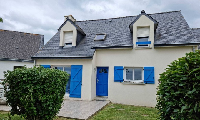 Gavres House | Cozy Retreat with Sea View, Garden & Pool for 8 Guests