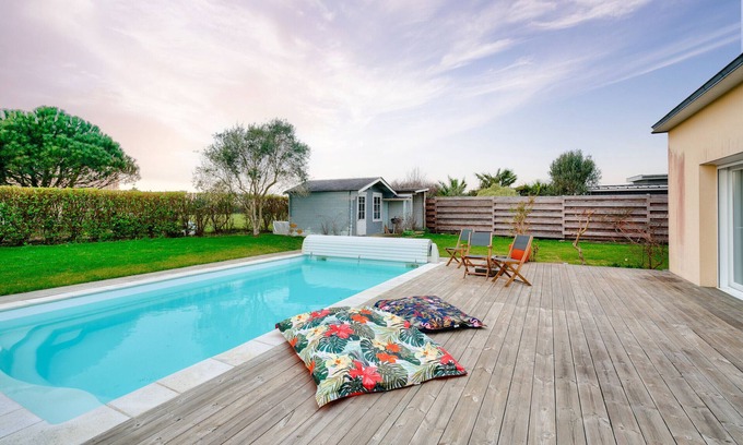 Plobannalec-Lesconil Ski Chalet | Serene Getaway with Pool and Oceanfront Views