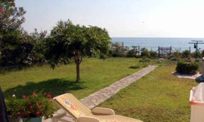 La Marana House | Beachfront House with Garden and Pool - Guest Rated 10/10