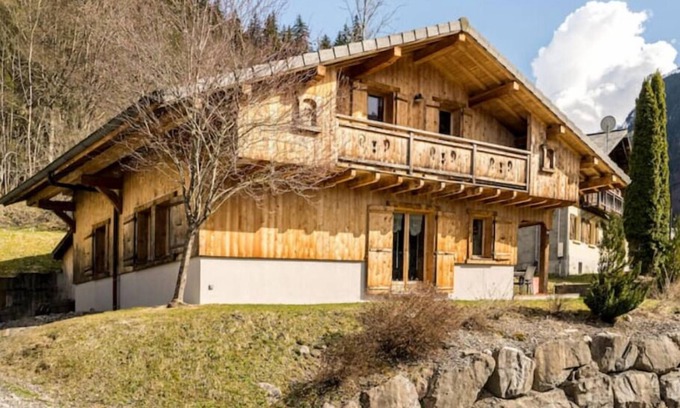Morzine Ski Chalet | Tranquil House with Garden and Lake View Amenities