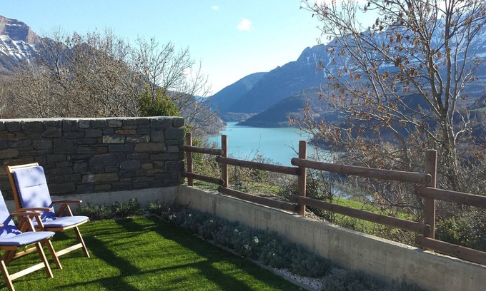 Panticosa Apartment | Idyllic Retreat with Garden in the Aragonese Pyrenees