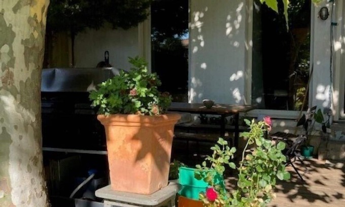 4th Arrondissement House | Cozy City-Center House with Garden and Pool Amenities