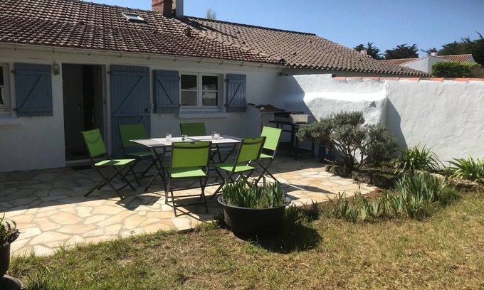 Barbatre House | Cozy House with Garden, Steps from the Beach and Oceanview