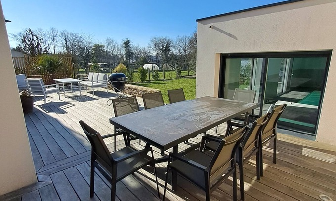 Pluneret House | Spacious House with Indoor Pool for Family Getaways