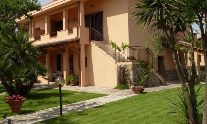 Grosseto Apartment | Garden Retreat: Oceanfront Stay with Pool & Breakfast
