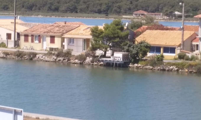 Frontignan House | Relax at a Canal House with Jacuzzi and Ocean Views