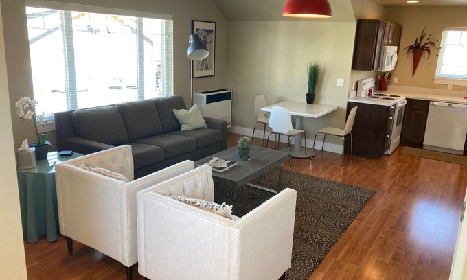 Valley West Cottage | Scenic House with Mountain View & Spa Amenities
