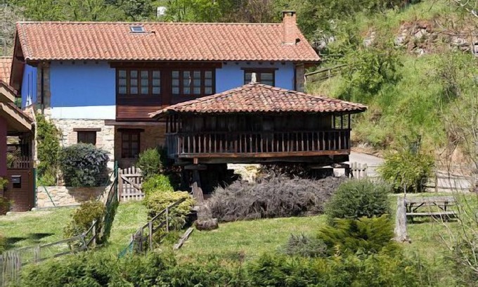 Pruneda Cottage | Relaxing Retreat with Pool & Garden Near Picos de Europa