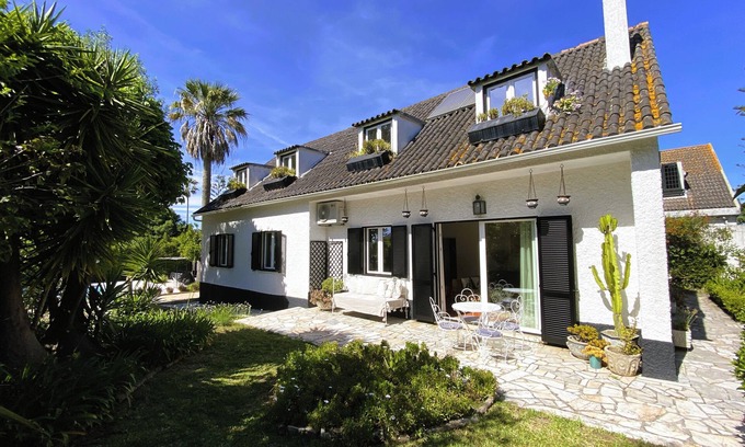 Castelo House | House with pool at the foot of Arrabida, between mountains and sea