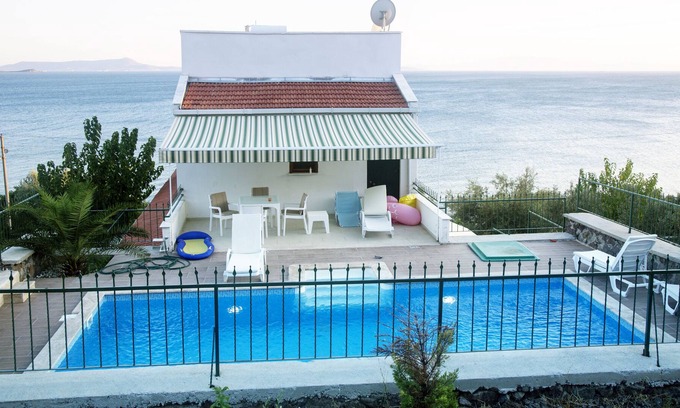 Candarli House | House with pool by the sea