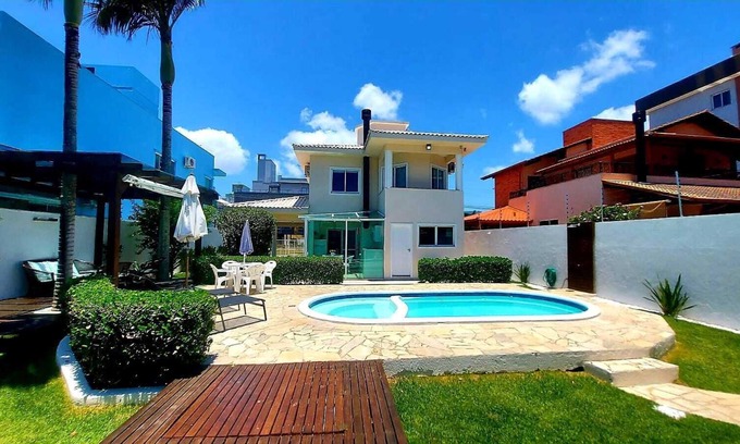 Ingleses Centro House | Relaxing Retreat with Pool Steps from the Beach