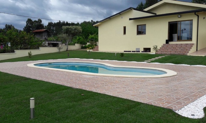 Paredes de Viadores House | Ideal House with Pool, Perfect for 10 Guests!