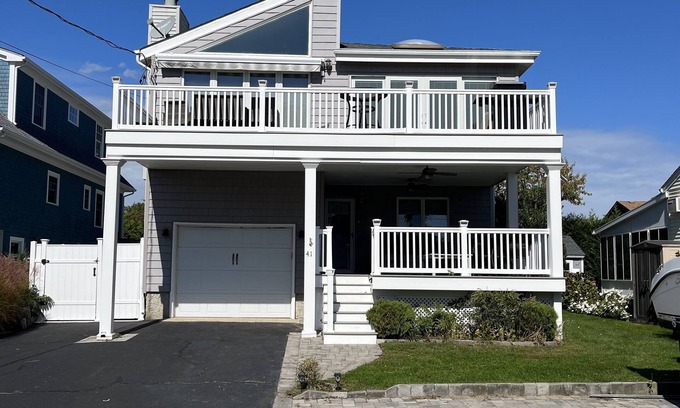 Aquebogue House | Beachfront House Minutes from Long Island's Vineyards