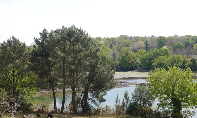 Gouesnach House | Seaside Retreat with Jacuzzi Spa and Oceanfront Views