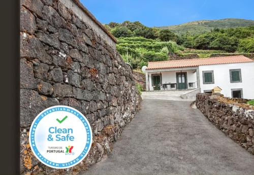 Santo Amaro House | Sea View Escape: 3 Bedrooms with Garden & Wifi Near Beach