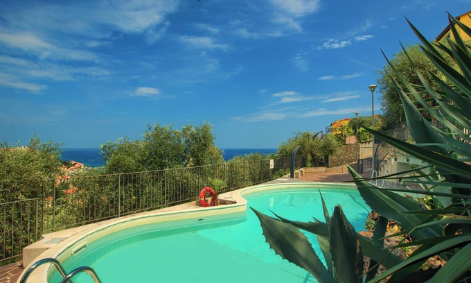 Poggi Villa | Cozy House with Sea View, Private Patio & Pool Access