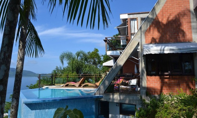 Toninhas House | House with stunning sea views, gated community with total security.