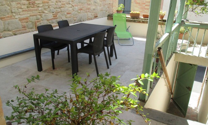 Molieres House | Inviting House with Sunny Terrace & Lake View Amenities