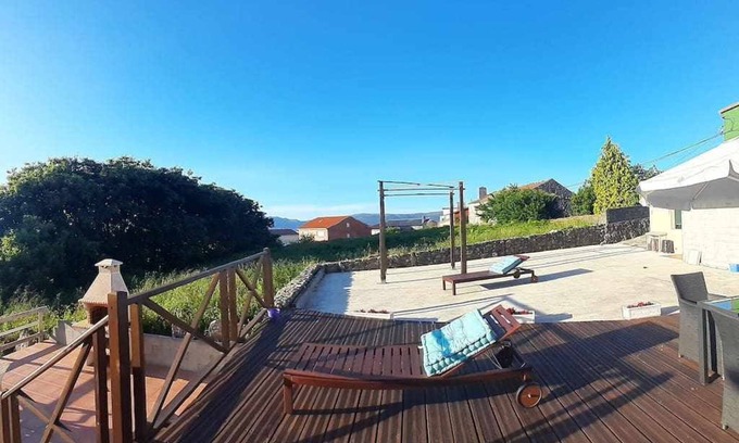 Lira House | Cozy House with Terrace, Barbecue & Pet-Friendly Amenities
