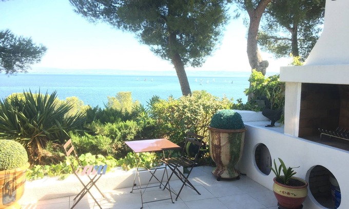 Martigues House | Scenic House Overlooking Lake Pond de Berre with Pool