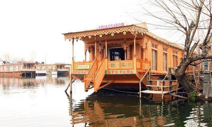 Dal Lake Boat Rental | Cozy Houseboat Ambassador: Family-Friendly with Breakfast