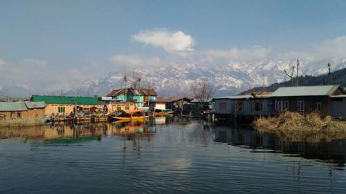 Uttar Pradesh House | Cozy Houseboat: Family-Friendly Getaway on the Water