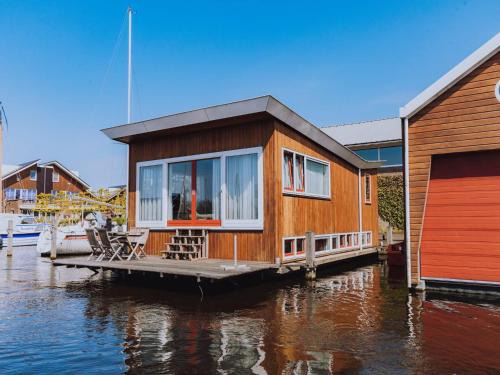 Municipality of Uitgeest House | Cozy Houseboat with Dishwasher Near Amsterdam, Pet Friendly