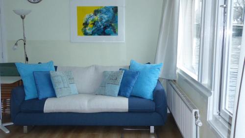Eastern Docklands Apartment | Central Houseboat: Walk to Tropical Museum, Free Wifi