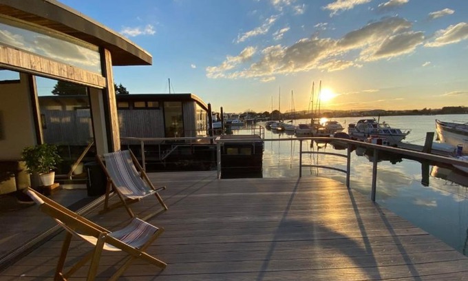 Bembridge Boat Rental | Discover Houseboat Islay with Ocean Views & Family Amenities