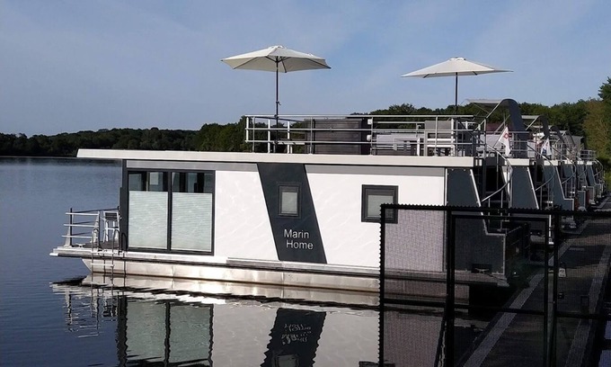 Leuken Boat Rental | Experience Houseboat Leukermeer with Scenic Ocean Views