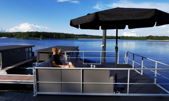 Middelaar Ski Chalet | Explore Houseboat Marina Mookerplas with a Roof Terrace