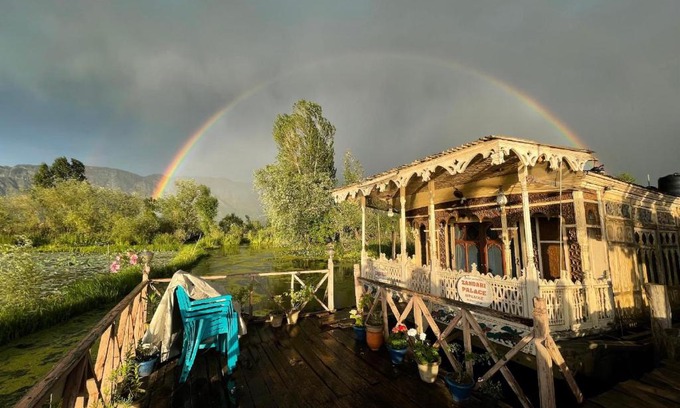 Brein Boat Rental | Houseboat Zaindari Palace: Oceanfront Retreat with Hot Tub