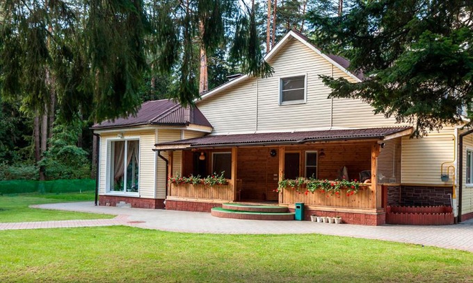 Partizansky District House | Guest Rated: Houses in Stepyanka with Hot Tub & Kitchen