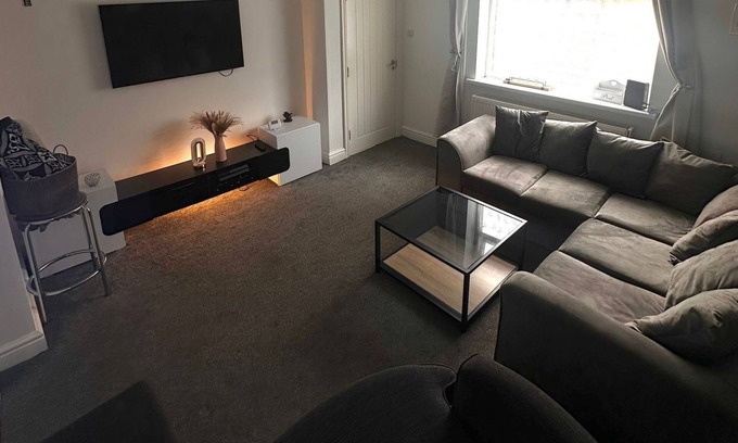 Bradford House | Discover The Hideaway Home BD5: Family-Friendly Retreat