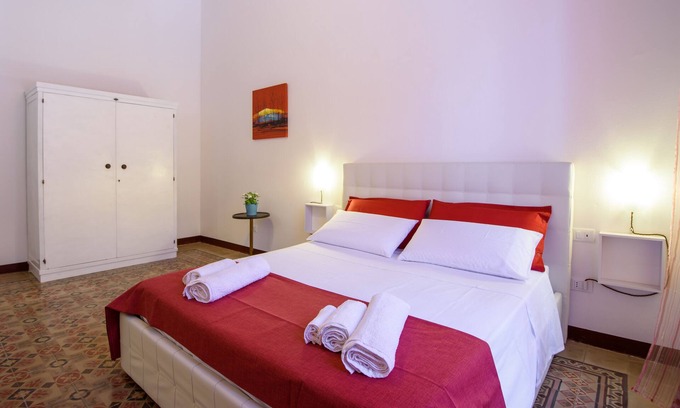 Corso dei Mille - Sant'Erasmo House | Inviting Housestation: Spa, Breakfast & Family-Friendly Stay