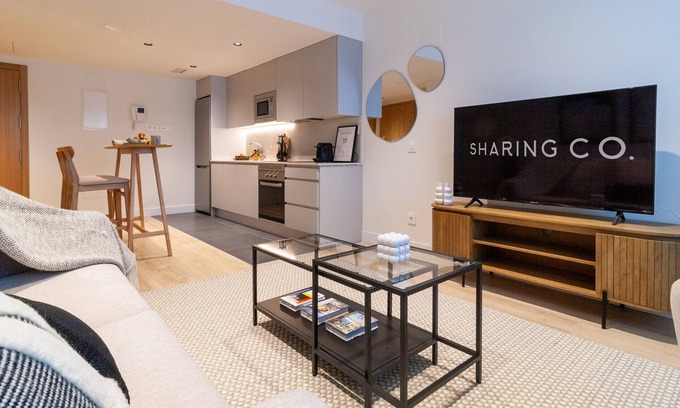 Nueva Espana Apartment | Stylish 1 Bedroom Apartment in La Castellana with Spa