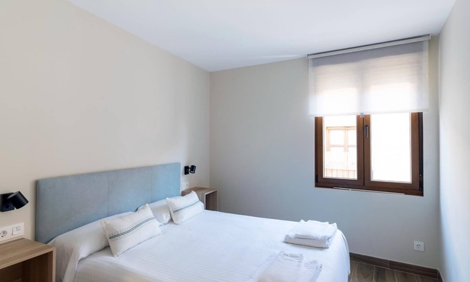Old Town Apartment | Guest Rated Housingleon - Unwind with Spa & Breakfast