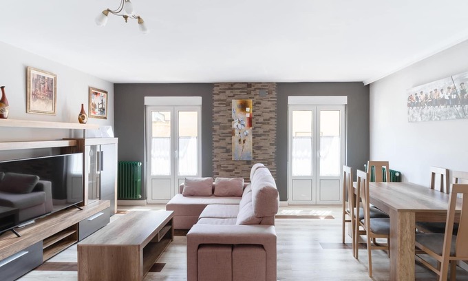 Old Town Apartment | Discover Housing León: Family-Friendly Stay with Spa Access