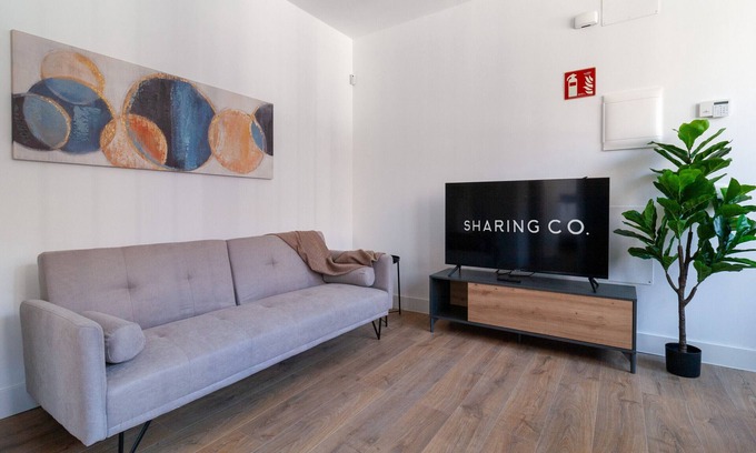 Almenara Apartment | Cozy 1 Bedroom Apartment in Simancas with Spa & Kitchen