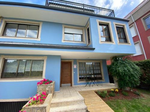 Mino Apartment | Cozy Oceanfront Retreat at Housingcoruña Playa Miño 01