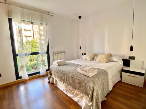 Leon Apartment | Housingleón: Family-Friendly Stay with Convenient Parking