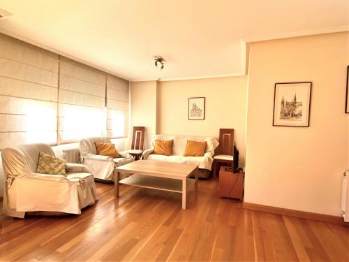 Leon Apartment | Inviting Housingleón - San Marcos with Convenient Parking